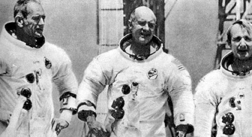 Американские космонавты - участники совместного полета по программе ЭПАС Д. Слейтон, Т. Стаффорд и В. Брандт