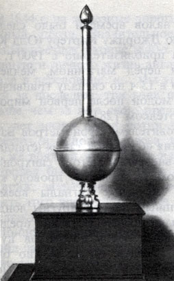 31. Маленький сигнальный шар (примерно 1855 г.) и гальванометр (около 1900 г.) - экземпляры аппаратуры, которую ювелиры часто устанавливали в своих витринах, чтобы публика могла видеть сигналы точного времени. (Национальный морской музей.)