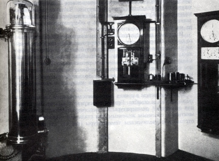 70. Часы Шорта со свободным маятником 16 (главные и вторичные часы) в Гринвиче (около 1930 г.), контролировавшие сигналы времени в период 1927-1940 гг. (Национальный морской музей.)