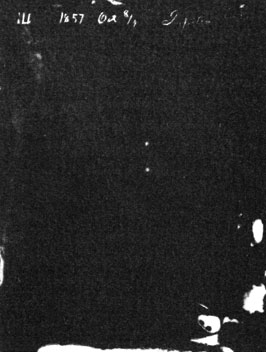 Самый ранний из сохранившихся дагерротипов планеты, на котором запечатлены два изображения Юпитера, полученные в двух различных экспозициях. Дж. Бонд, 1857 г. (Обсерватория Гарвардского колледжа, Кембридж, шт. Массачусетс, США.)