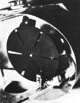 Стробоскоп с вращающимся обтюратором, использованный для фотографирования пульсара Крабовидной туманности (см. Первый оптический пульсар). (Ликская обсерватория, Санта-Крус, шт. Калифорния, США.)