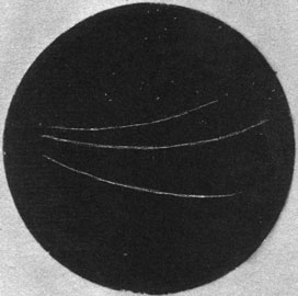 Искривление треков альфа- частиц в камере Вильсона, помещенной в магнитное поле. П. Л. Капица, 1924 г. (Музей науки, Лондон.)